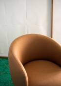 BABYLON, petit fauteuil de table organique tapissé, pied gainé en tissu