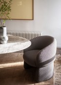 BABYLON, petit fauteuil de table organique tapissé, pied gainé en tissu