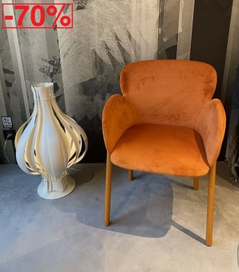 Fauteuil Ginger Ton en bois de chêne teinte honey velours orangé