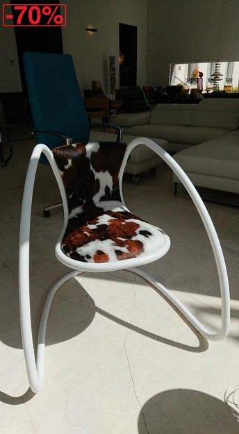 Fauteuil original TIMELESS en peau de vache, accoudoirs blancs