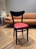 Chaise BANANA bois massif de hêtre teinte Black Grain, tapissage Kaiman simili cuir Lou Red