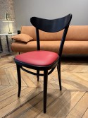 Chaise BANANA bois massif de hêtre teinte Black Grain, tapissage Kaiman simili cuir Lou Red