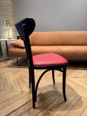 Chaise BANANA bois massif de hêtre teinte Black Grain, tapissage Kaiman simili cuir Lou Red