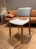 Chaise LEAF bois massif de chêne, teinte naturelle huilée, tapissée en tissu Softlen bleu ciel