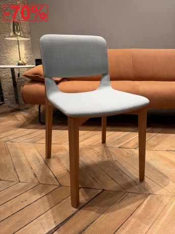 Chaise LEAF bois massif de chêne, teinte naturelle huilée, tapissée en tissu Softlen 506