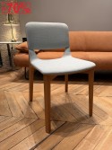 Chaise LEAF bois massif de chêne, teinte naturelle huilée, tapissée en tissu Softlen bleu ciel