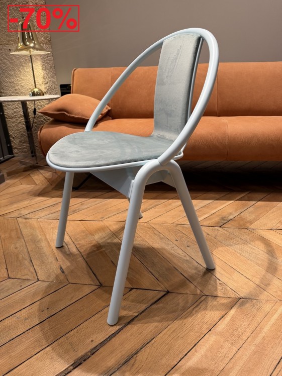Chaise AGAIN bois massif de hêtre, RAL Baby Blue tapissée en tissu Velours Brunei