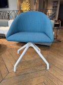 Chaise pivotante à coque tapissée BLOOM M semi-ouverte, LUXY tissu bleu