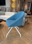 Chaise pivotante à coque tapissée BLOOM M semi-ouverte, LUXY tissu bleu