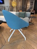 Chaise pivotante à coque tapissée BLOOM M semi-ouverte, LUXY tissu bleu