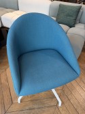Chaise pivotante à coque tapissée BLOOM M semi-ouverte, LUXY tissu bleu