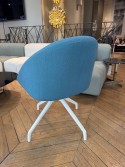 Chaise pivotante à coque tapissée BLOOM M semi-ouverte, LUXY tissu bleu