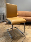 Chaise design PUREdining cuir jaune curry, pied en U mat