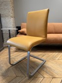 Chaise design PUREdining cuir jaune curry, pied en U mat