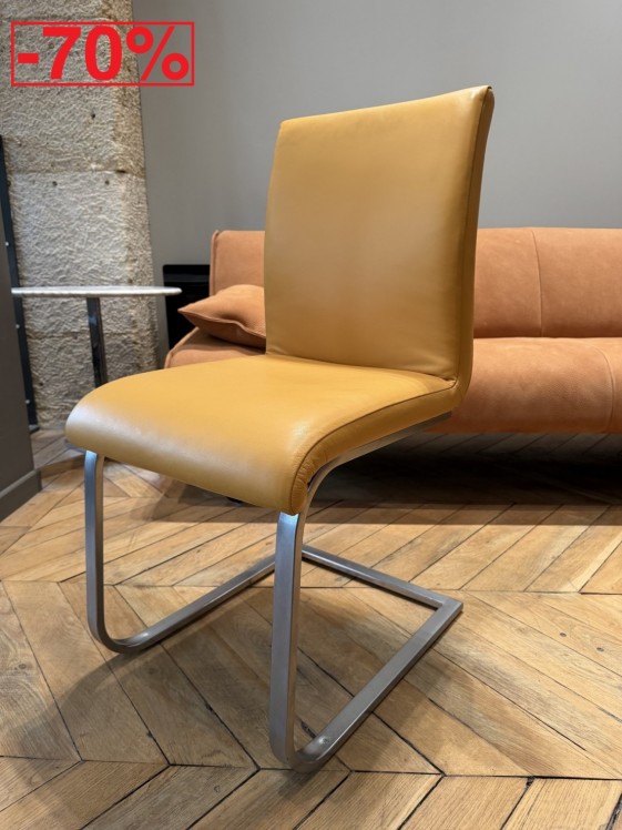 Chaise design PUREdining cuir jaune curry, pied en U mat