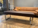 Banc design Seaside 145 cm cuir chocolat, pieds en acier chromé brillant