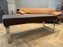 Banc design Seaside cuir chocolat, pieds en acier chromé brillant