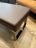 Banc design Seaside cuir chocolat, pieds en acier chromé brillant
