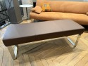 Banc design Seaside cuir chocolat, pieds en acier chromé brillant