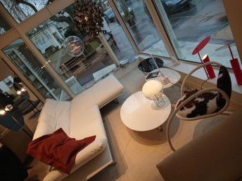 Table basse ovale design BABY.T plateau laqué blanc, base chromée brillante